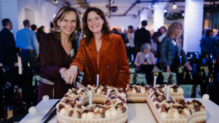 (De g. à d.) Karin Scholtes, présidente de la House of Training et Muriel Morbé, CEO House of Training devant le gateau anniversaire des 10 ans de la House of Training. La House of Training souffle 10 bougies