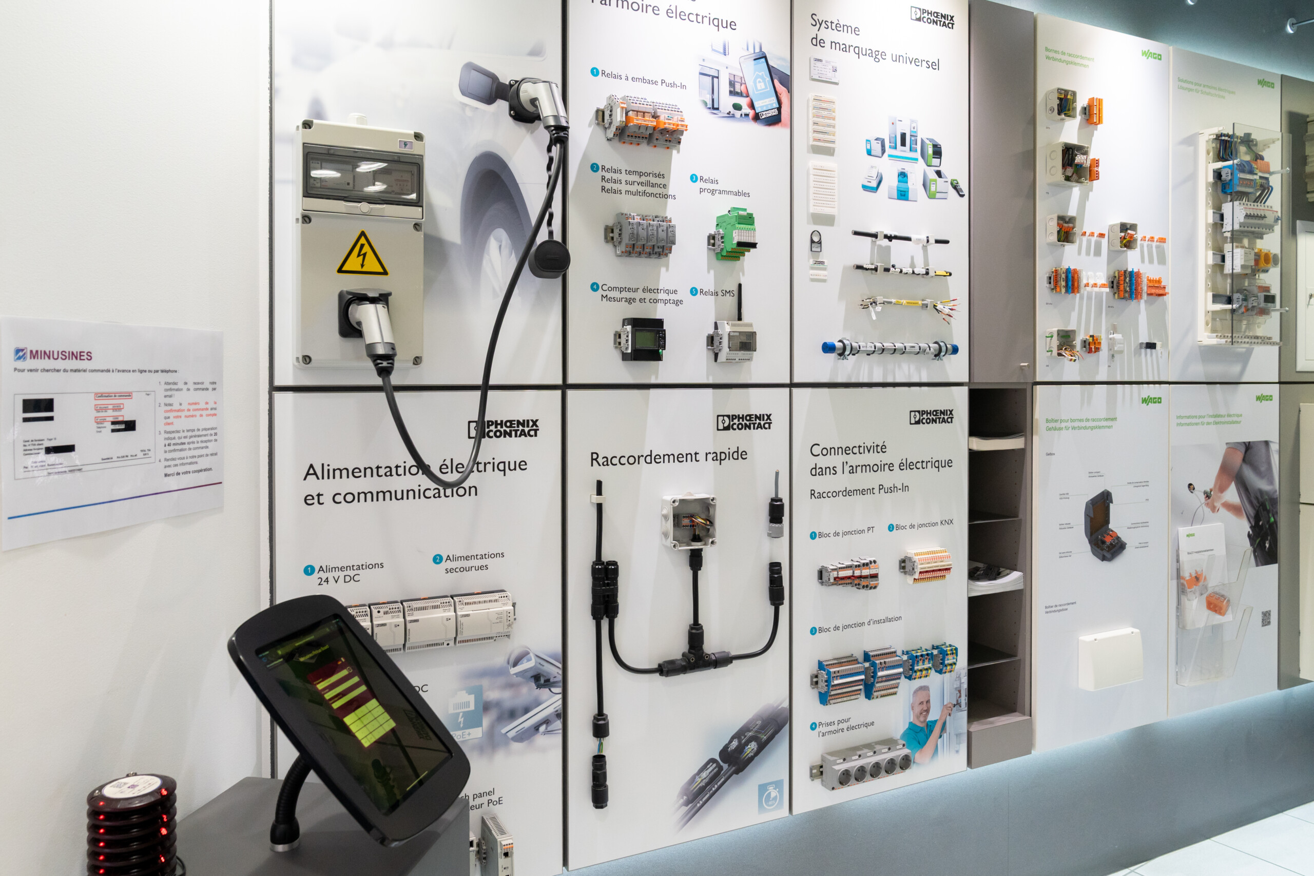 Les professionnels peuvent passer commande sur une borne à l'entrée du showroom et consulter une série de panneaux didactiques. (crédit : Emmanuel Claude / Focalize)