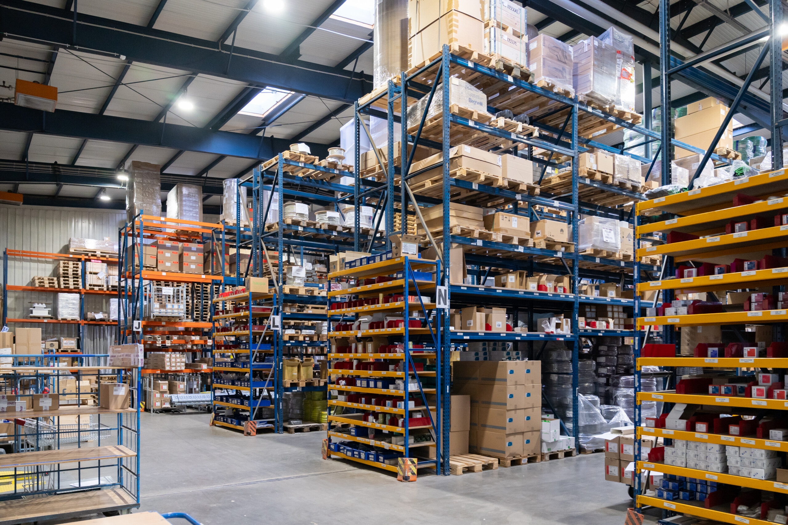 L'entrepôt de Minusines à Gasperich abrite 10.000 références . Plusieurs centaines de commandes sont préparées chaque jour dans ses allées. (crédit : Emmanuel Claude / Focalize)