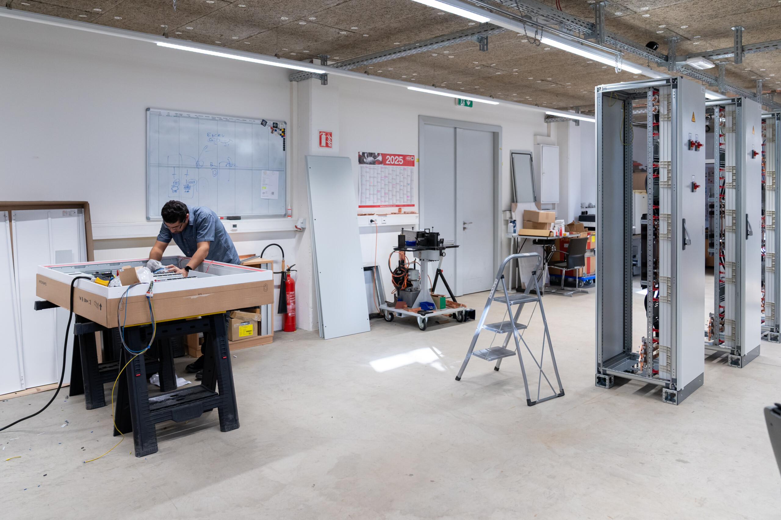 Les installations de Minusines comprennent un atelier où des techniciens peuvent préparer des tableaux électriques complets ou des bornes de recharges, qui seront ensuite livrées « clé en main » aux clients. (crédit : Emmanuel Claude / Focalize)