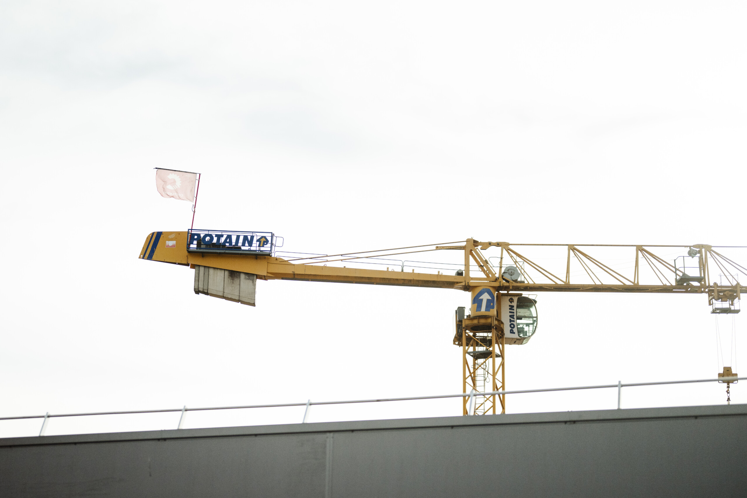 Les grues de l'entreprise sont actives aux quatre coins de la Grande Région (crédit : Anouk Flesch)