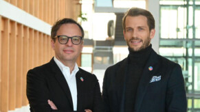 PwC Luxembourg recognised as the winner of the 2025 Microsoft Country Partner of the Year Award in Luxembourg 2 hommes côte à côte