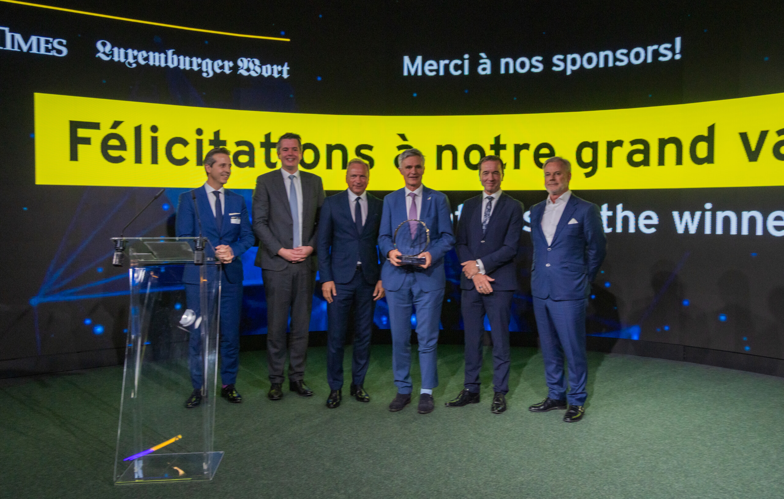 En présence du ministre de l’Économie, Lex Delles, et du ministre des Finances, Gilles Roth, René Beltjens succède à Marc Giorgetti au palmarès de l’édition luxembourgeoise du Prix EY (crédit: Charly Petit / Chambre de Commerce) 