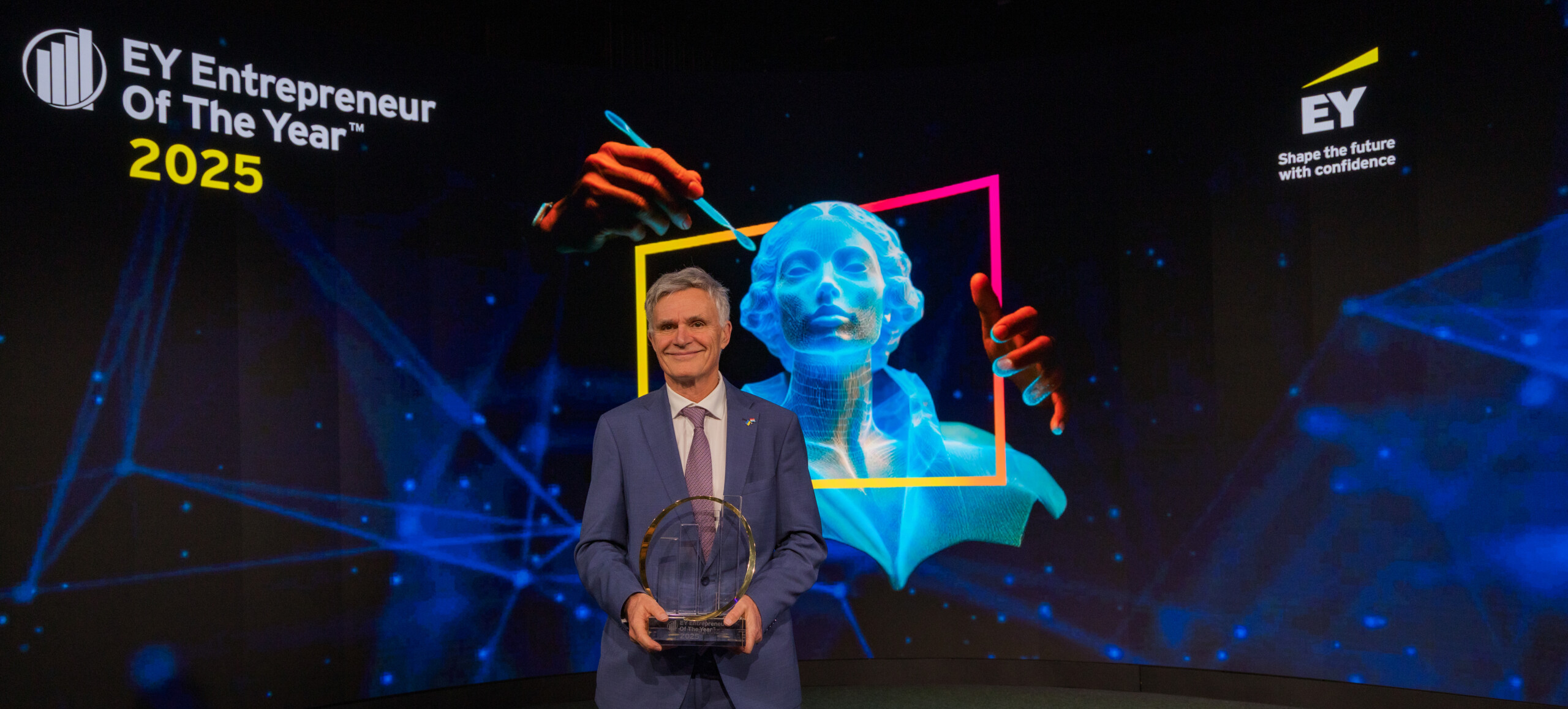 Le trophée EY 2025, reflet d’un parcours inspirant : celui d’un entrepreneur qui a su transformer une ambition locale en succès international (crédit: Charly Petit / Chambre de Commerce)