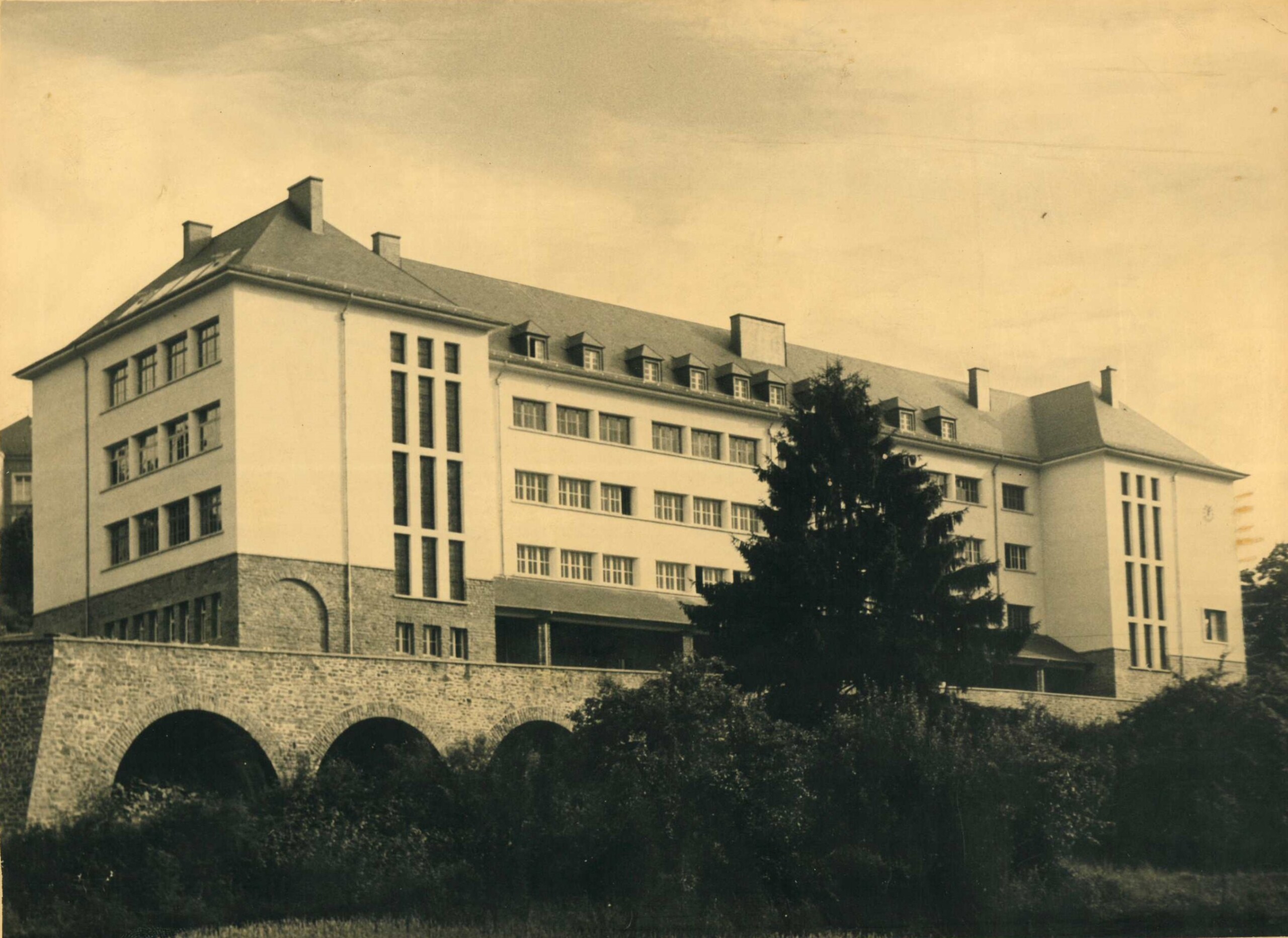 La construction de l'école de Wiltz au lendemain de la Seconde guerre mondiale avait été confiée à la société (crédit : Perrard)