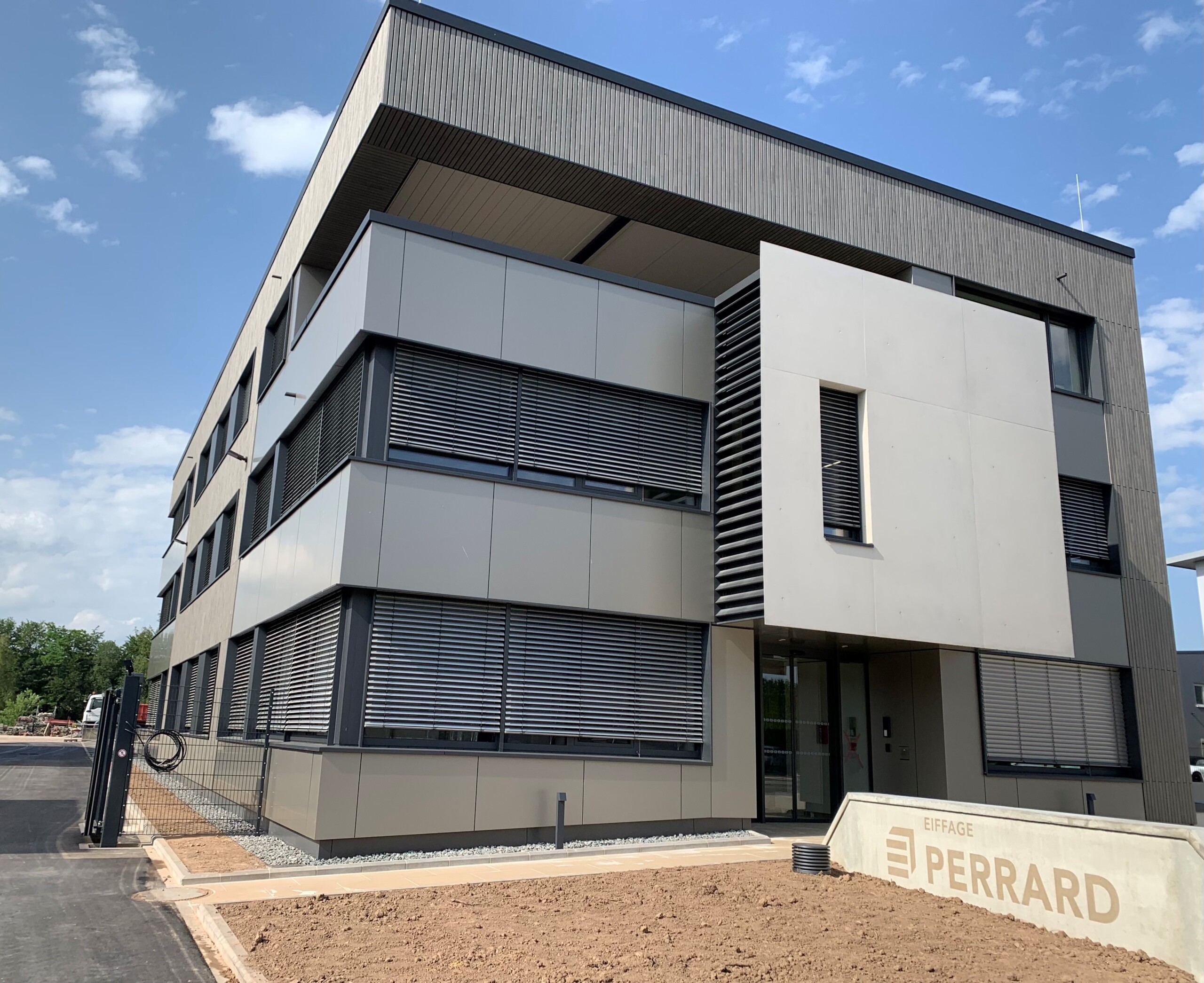 Le siège de la société construit en un temps record (crédit : Perrard)