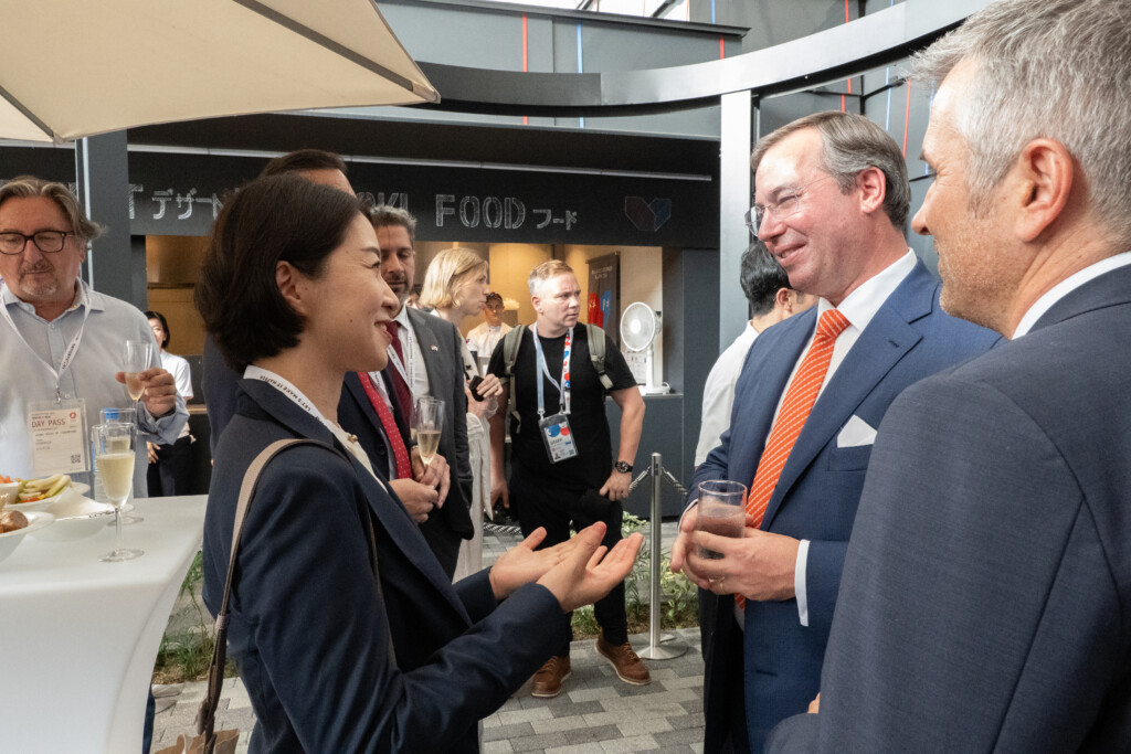 Le gran-duc Guillaume du luxembourg à Osaka lors d'une mission économique