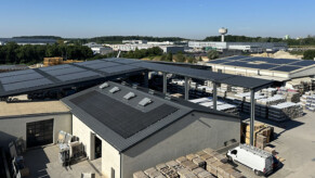 Vue des installations photovoltaïques sur les toits des bâtiments