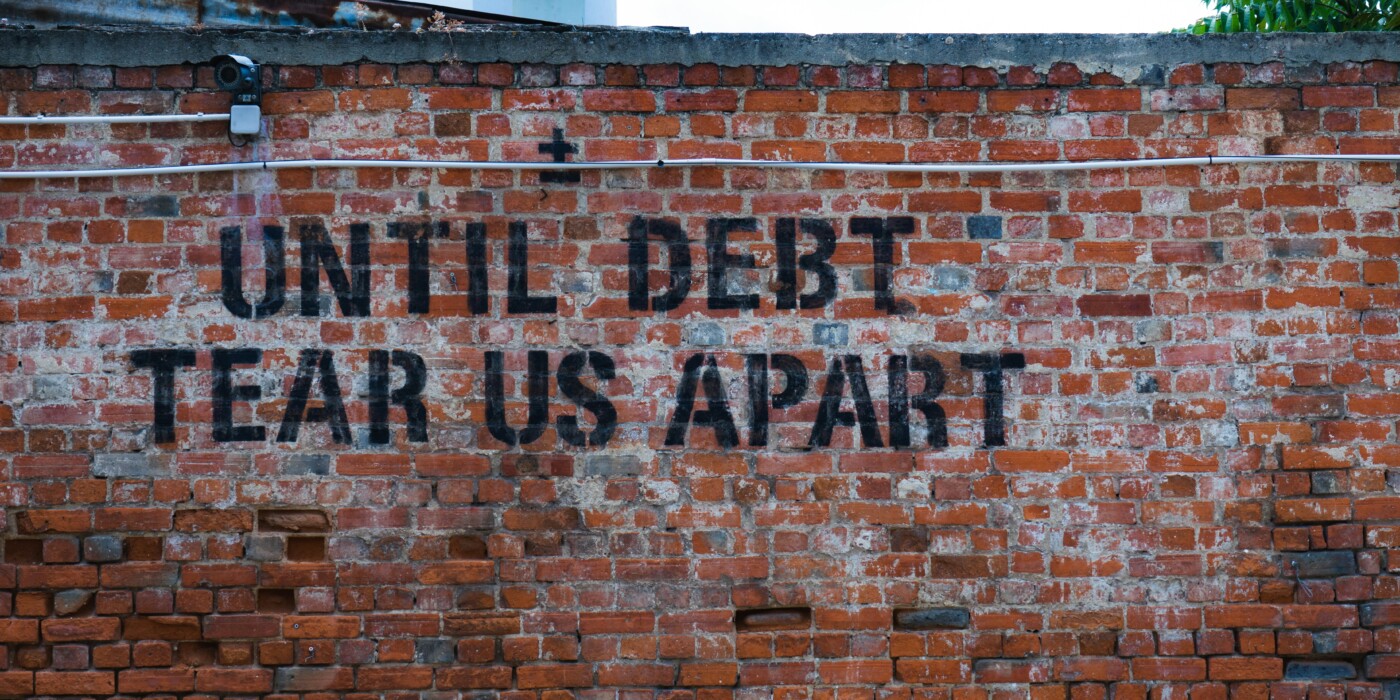 Inscription "Until debt tear us apart" sur un mur à Lisbonne