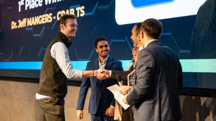 Crab met la pince sur le trophée CYEL 2025 Crab met la pince sur le trophée CYEL 2025