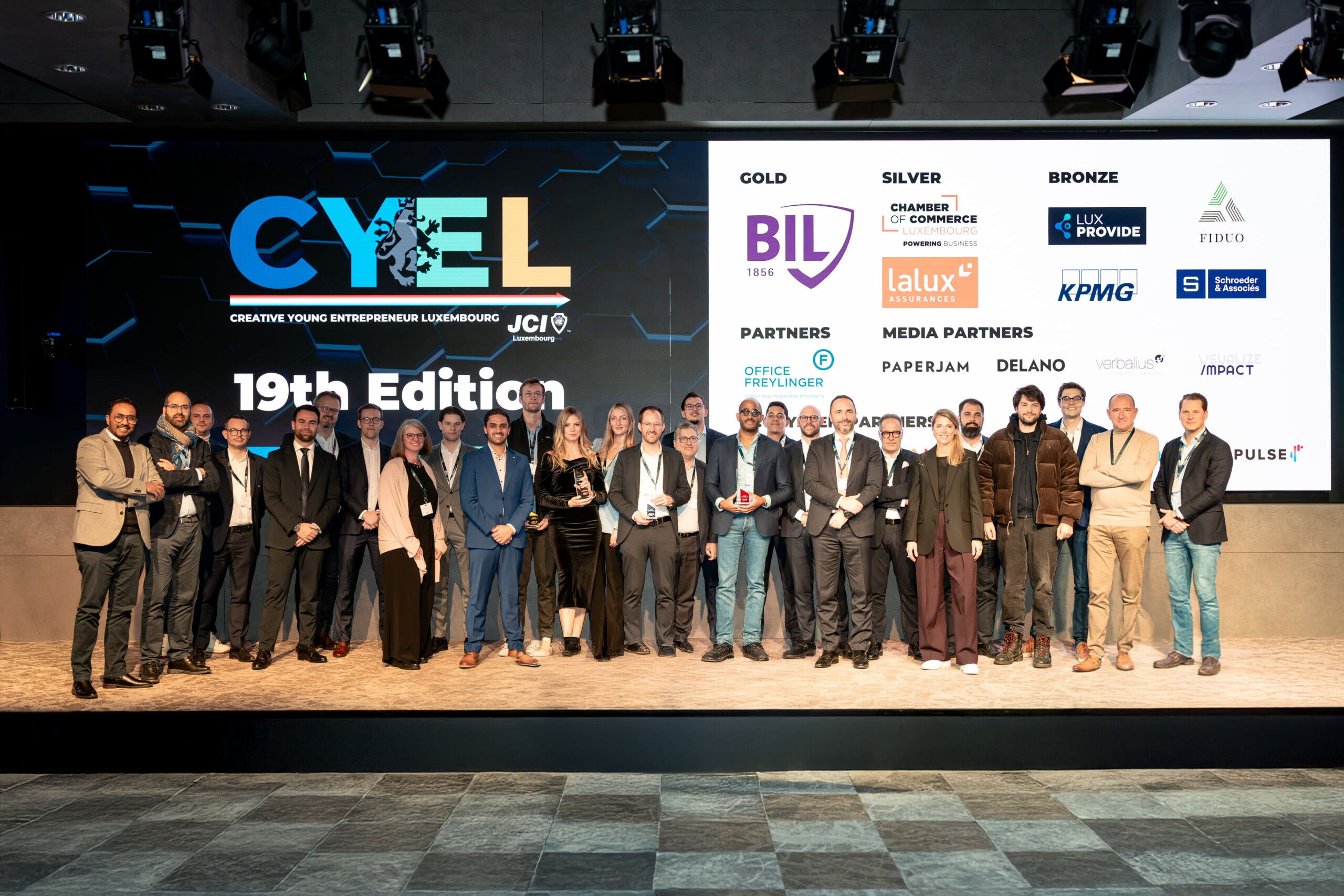 Les dix lauréats du CYEL 2025 réunis sur le podium : une génération d’entrepreneurs engagés et innovants (crédit: Matthieu Priacel / Primatt Photography)