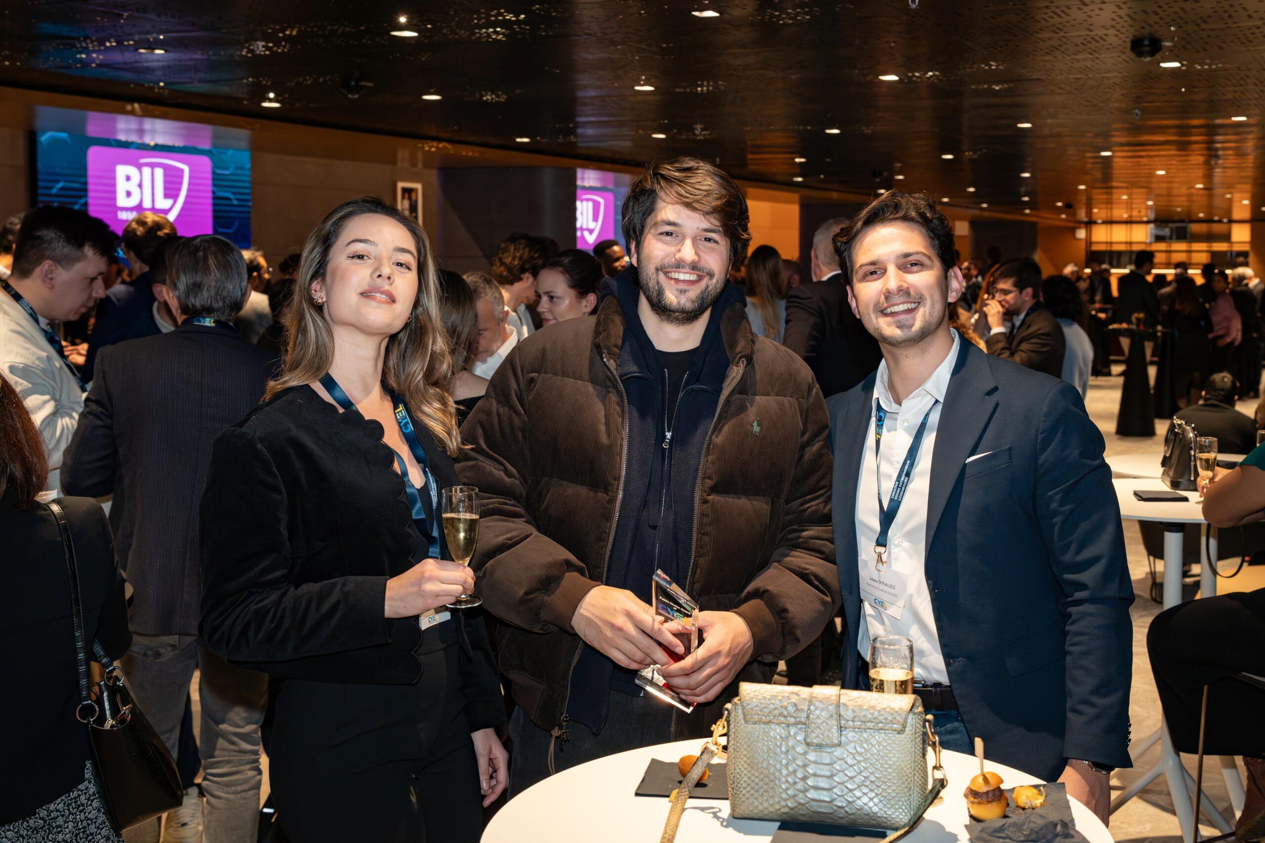 Un moment d’échanges chaleureux lors de la réception, réunissant finalistes, partenaires et invités autour de l’esprit CYEL (Matthieu Priacel / Primatt Photography)