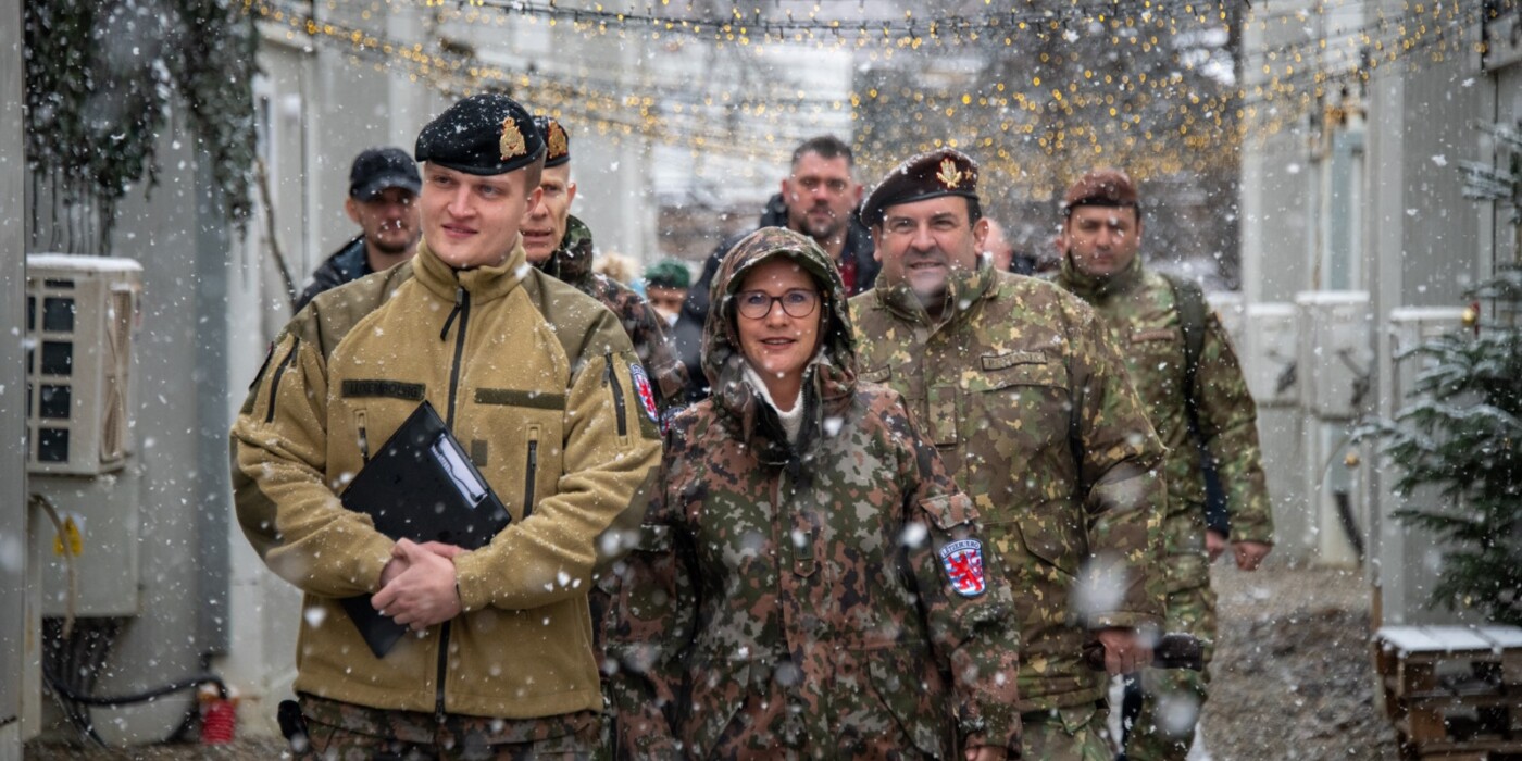 la ministre de la défense en compagnie de hauts gradés de l'armée à l'étranger