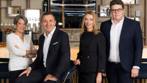 2 hommes et 2 femmes posant pour la photo