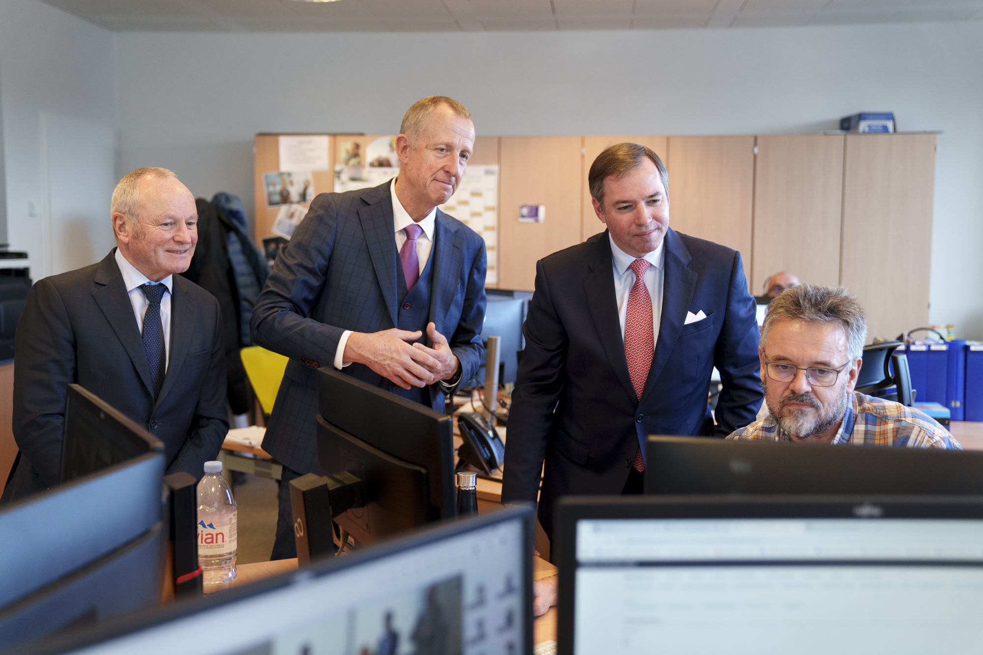 (De g. à dr.) Fernand Ernster président de la Chambre de Commerce ; Laurent Saeul, directeur général, Minusines ; S.A.R. le Grand-Duc ; n.c. (crédit: SIP / Anthony Dehez)
