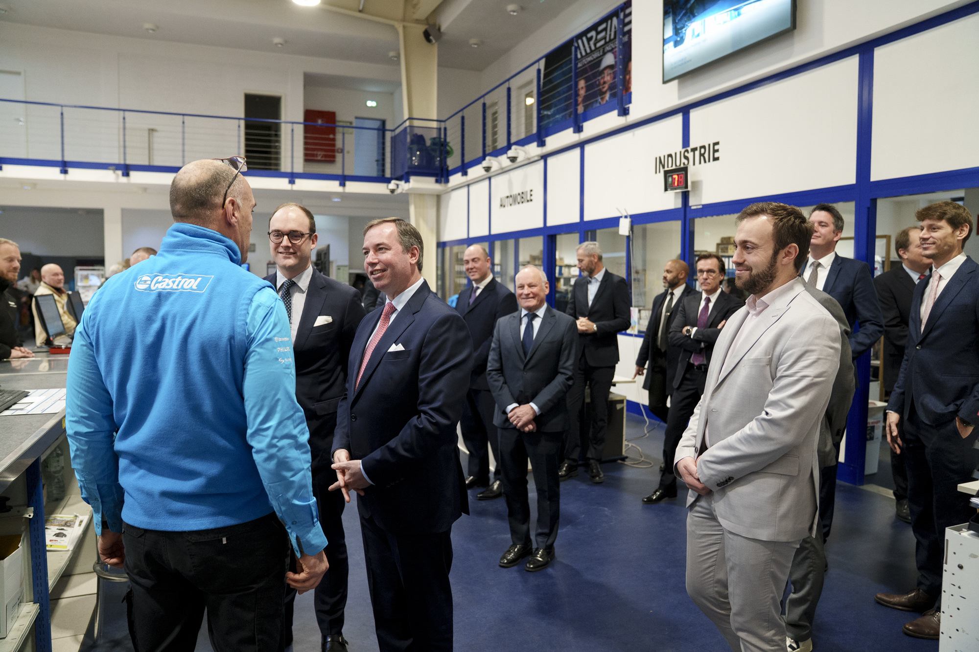 (Devant, de g. à dr.) n.c. ; Laurent de Volder, directeur général, Reinert ; S.A.R. le Grand-Duc ; Lou Linster, bourgmestre de la commune de Leudelange (crédit: SIP / Anthony Dehez)