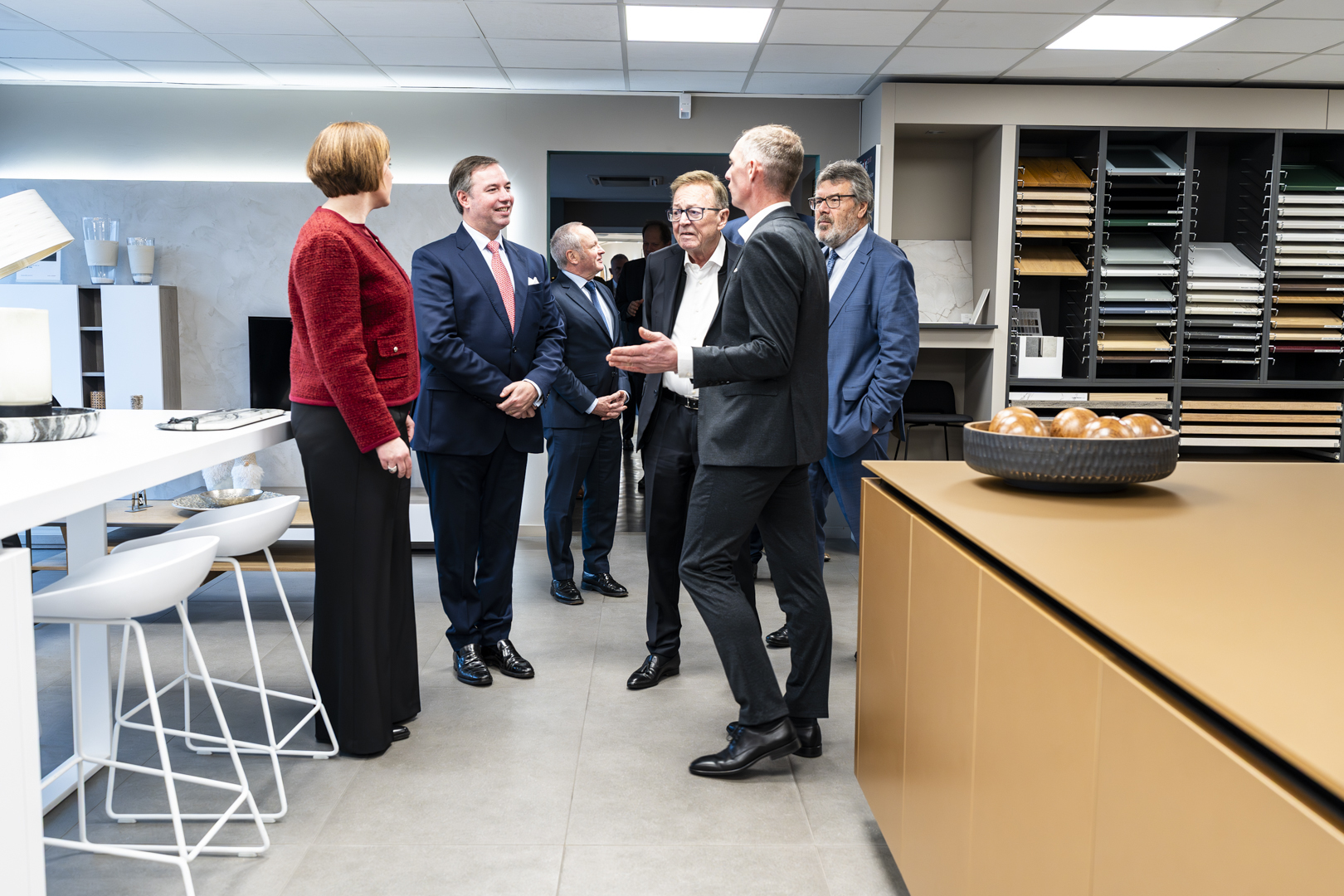 (De g. à dr.) n.c. ; S.A.R. le Grand-Duc ; Fernand Ernster président de la Chambre de Commerce ; Nico Arend, administrateur délégué, Home Center Willy Putz ; Marc Schmitz, membre de la direction, administrateur délégué, Home Center Willy Putz ; Jean-Paul Zeimes, bourgmestre de la commune de Schieren (crédit: SIP /Caroline Martin)