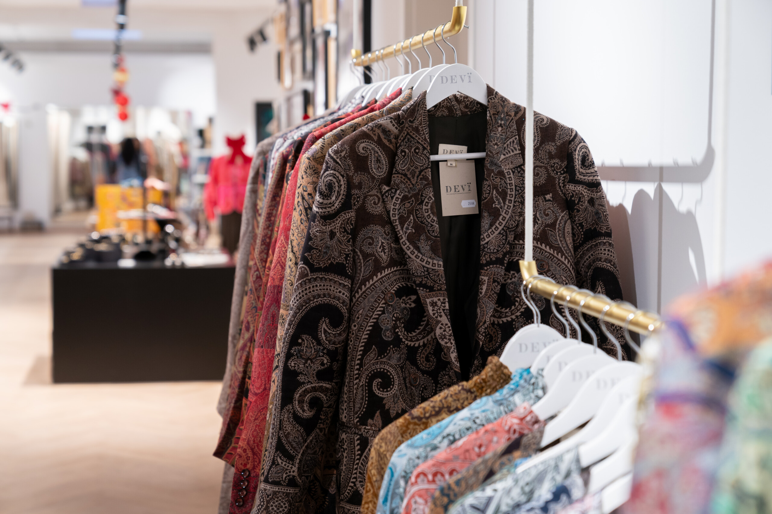 Le principe de Devï est de donner une seconde vie à des tissus existants. Les saris indiens, de par leur longueur, se prêtent particulièrement bien à la transformation en nouveaux vêtements. (crédit : Emmanuel Claude / Focalize)