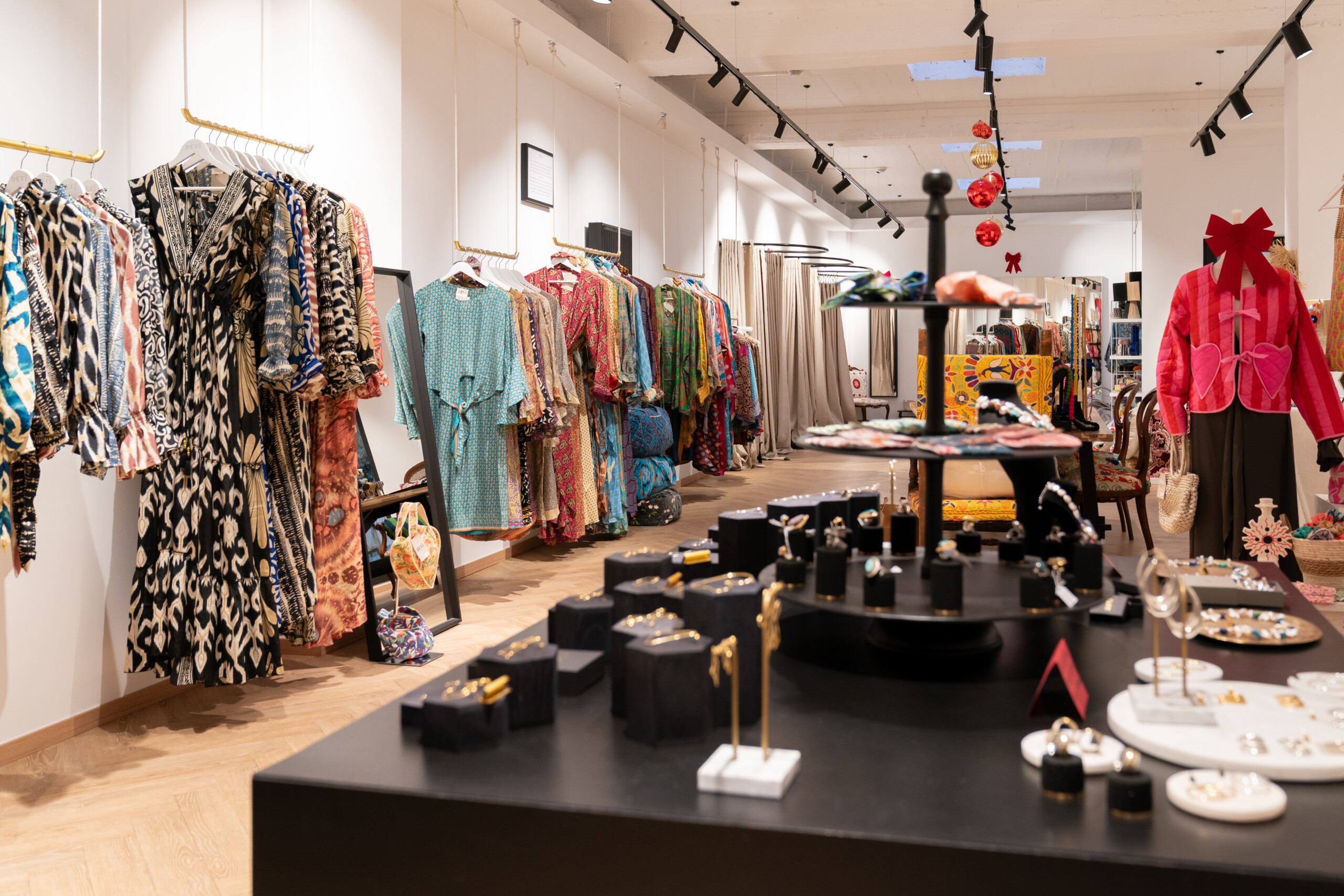 Le magasin Devï est volontairement dépouillé pour laisser la vedette aux produits très colorés de la marque.