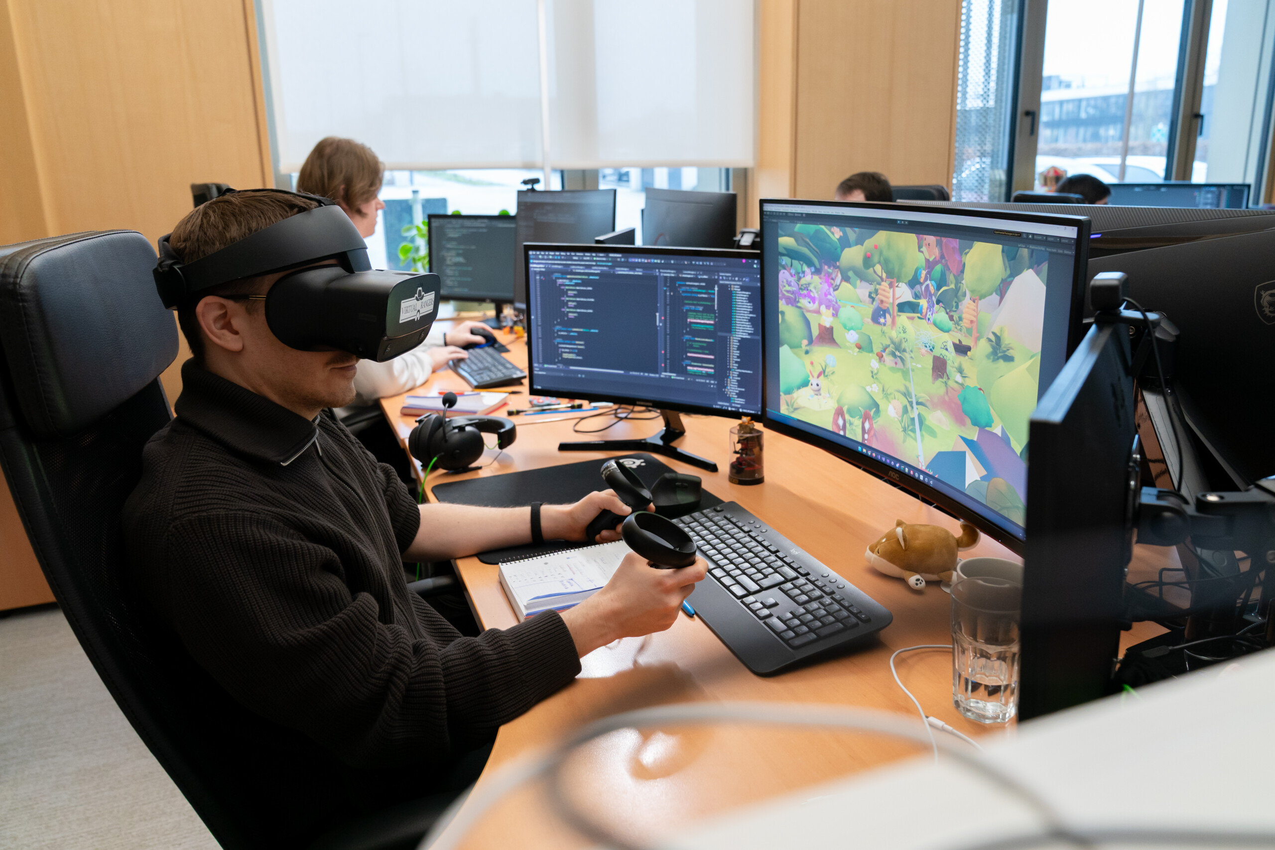 Chaque expérience de réalité virtuelle est testée, individuellement ou collectivement, par les collaborateurs de Virtual Rangers avant d'être livrée au client. (crédit : Emmanuel Claude / Focalize)
