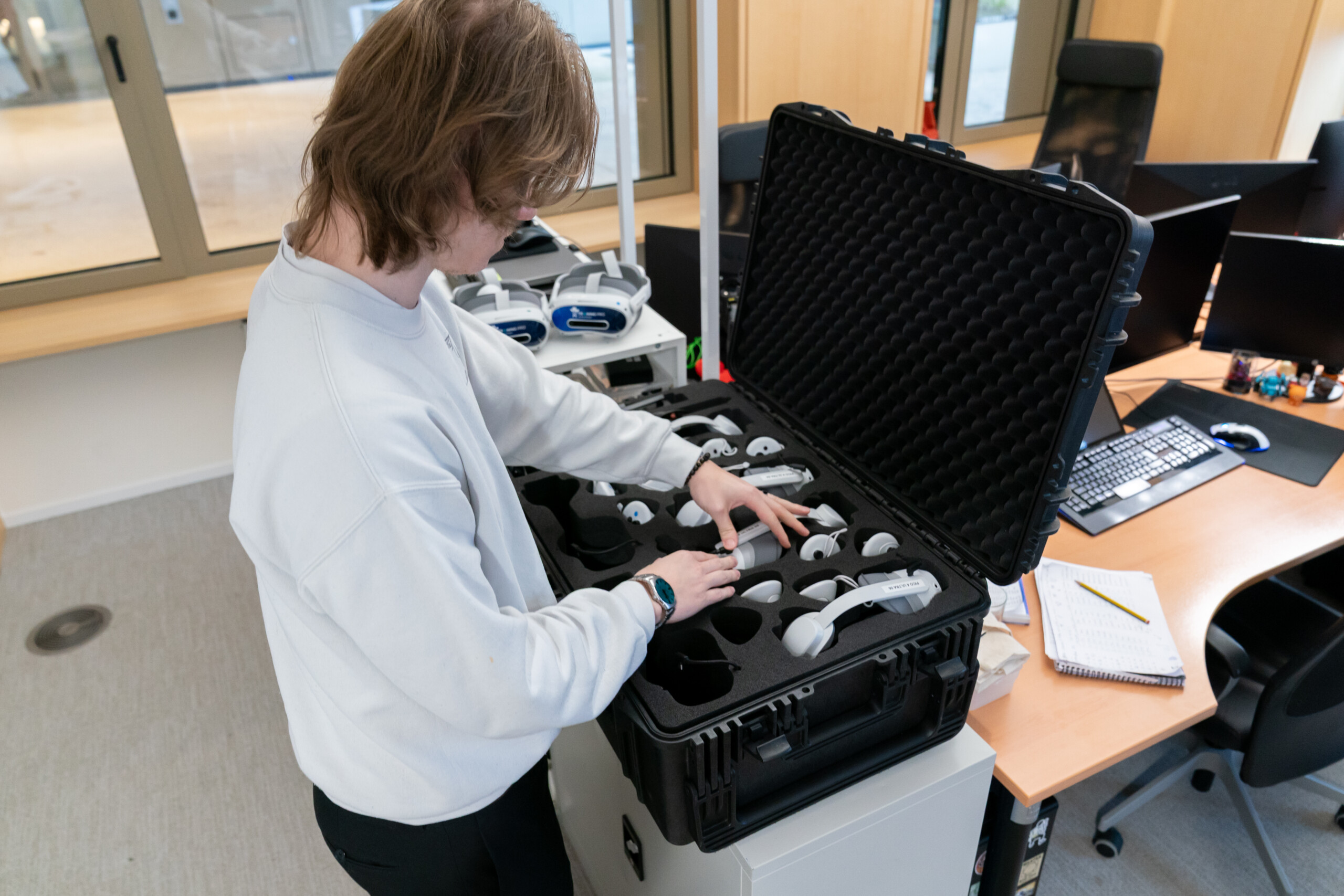 En vue d'une session de formation chez un client, les casques VR sont soigneusement préparés en amont chez Virtual Rangers. (crédit : Emmanuel Claude / Focalize)