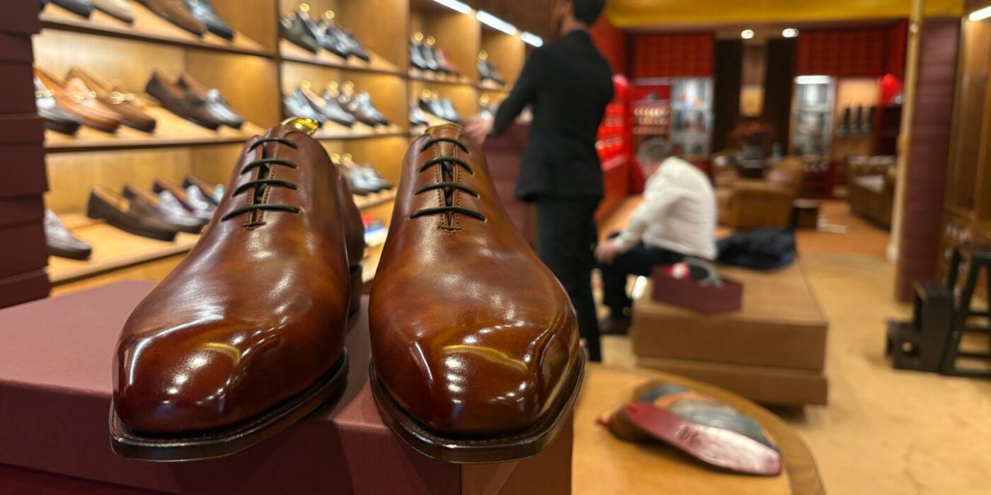 Des chaussures en premier plan dans une boutique de luxe