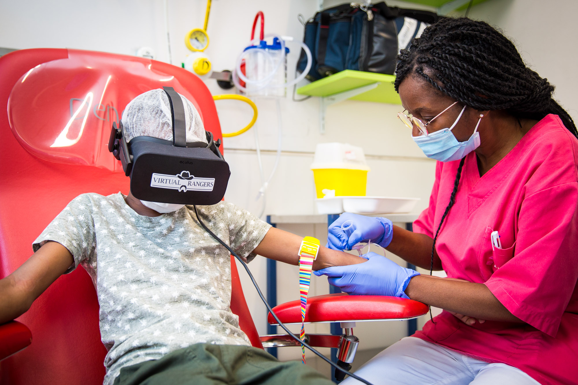 Dans un service de pédiatrie pour détourner l'attention des enfants de la douleur. (crédit : Virtual Rangers)