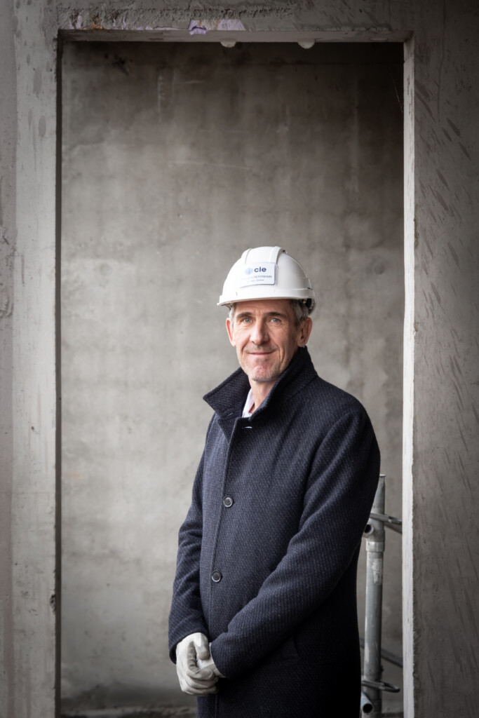 Le directeur général de l'entreprise CLE pose sur un chantier