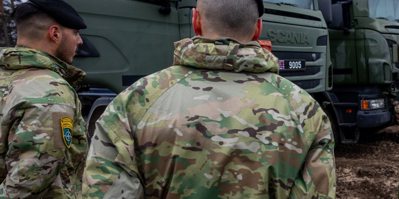 Des militaires luxembourgeois devant des camions de l'armée