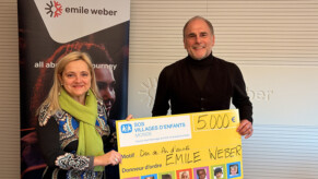 Emile Weber solidaire de SOS Villages d’Enfants Monde 2 personnes tenant un chèque géant