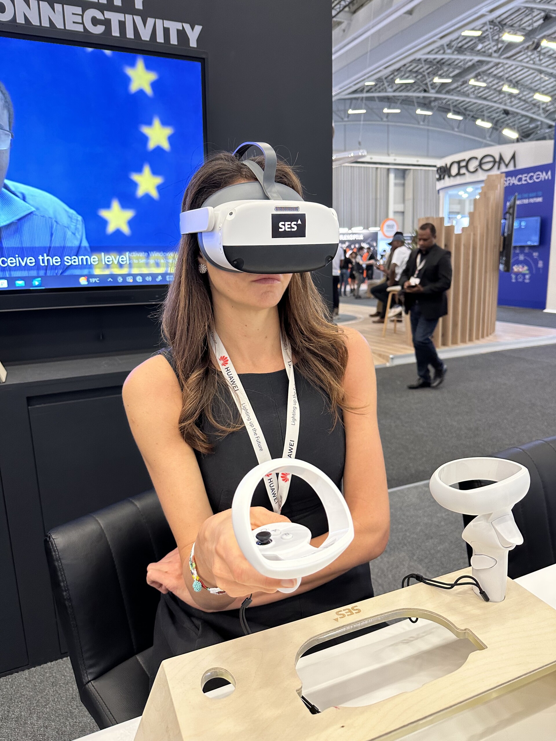 Sur le stand d'un salon, pour des démonstrations destinées aux visiteurs. (crédit : Virtual Rangers)