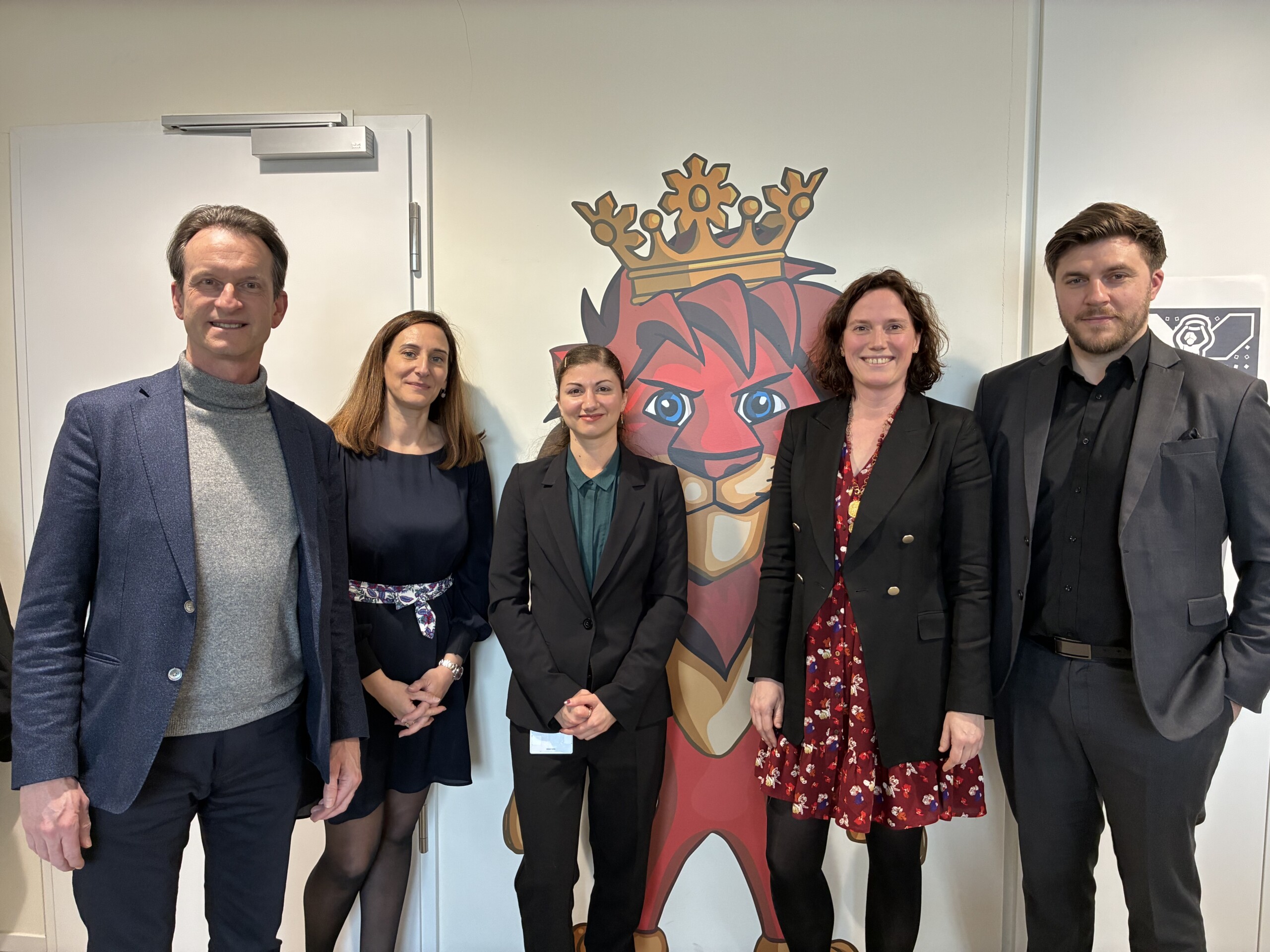 Une délégation de la Chambre de Commerce a visité l'entreprise le 27 mars 2026. (De g. à d.) Carlo Thelen, directeur général de la Chambre de Commerce;	Carine Maitzner, Member Relations coordinator, Chambre de Commerce; Carole Battarel, manager, Virtual Rangers; Muriel Morbe, director Talents & Skills et Matthieu Bracchetti, fondateur et CEO, Virtual Rangers (crédit: C.B.)