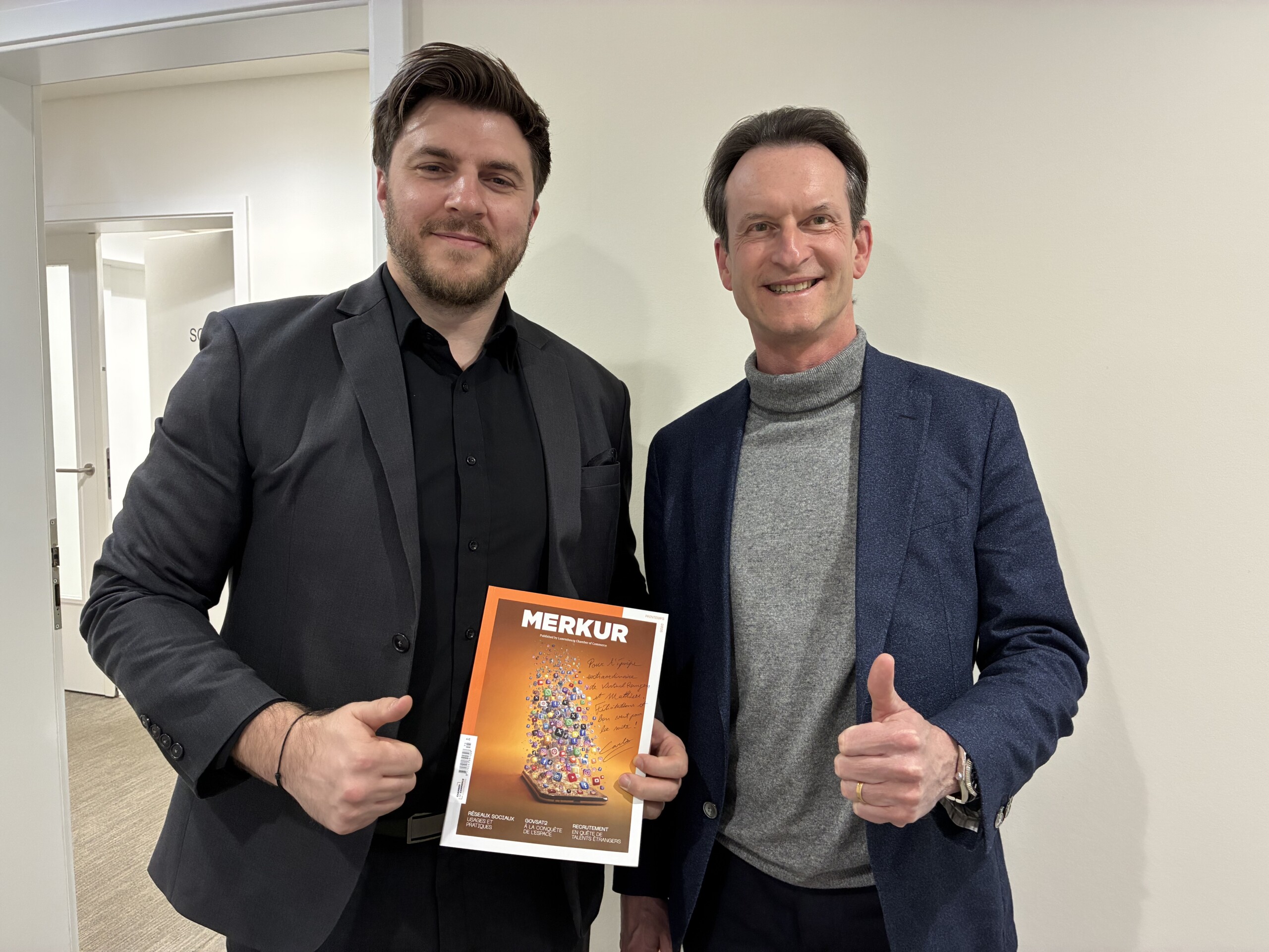 Matthieu Bracchetti avec un exemplaire de Merkur dédicacé par Carlo Thelen. Un article sur Virtual Rangers figure dans ce magazine de Printemps 2026 (crédit: C.B.)