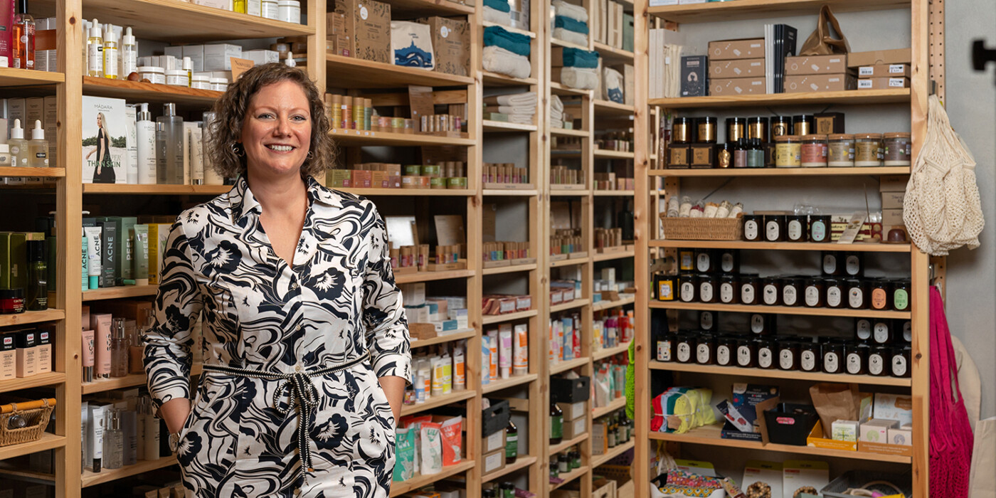 dame devant une étagère de produits cosmétiques