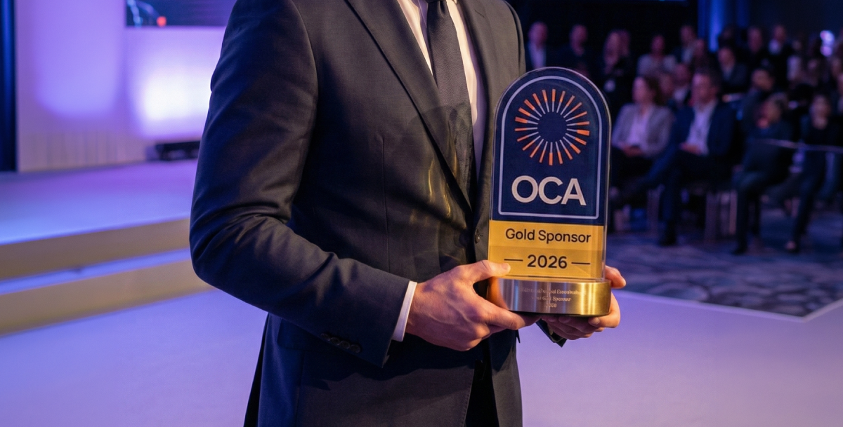 Homme tenant un award