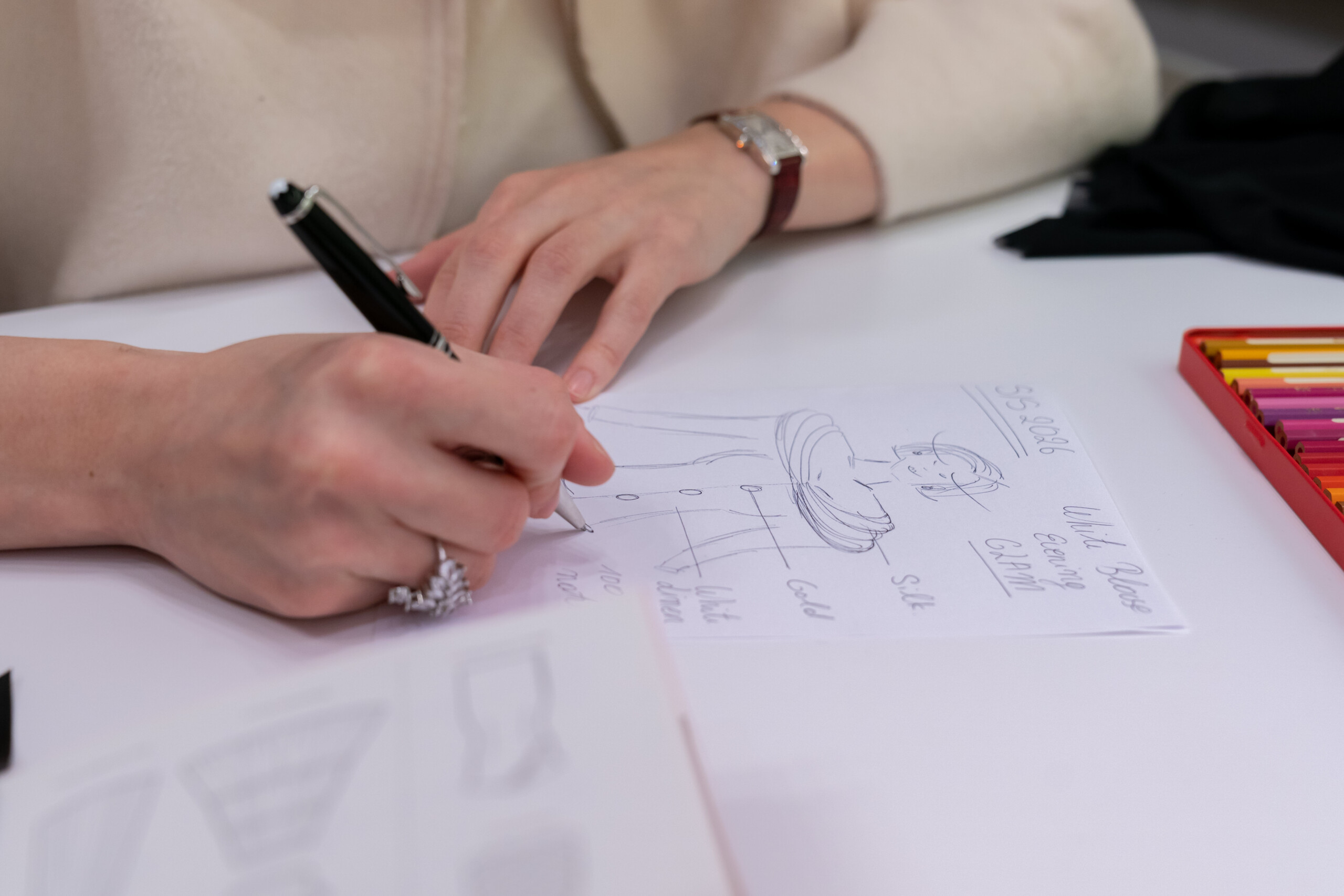 Émilie Boland, qui a appris le stylisme par passion, dessine elle-même une grande partie des modèles vendus dans la boutique Bogère.  (crédit : Emmanuel Claude / Focalize)