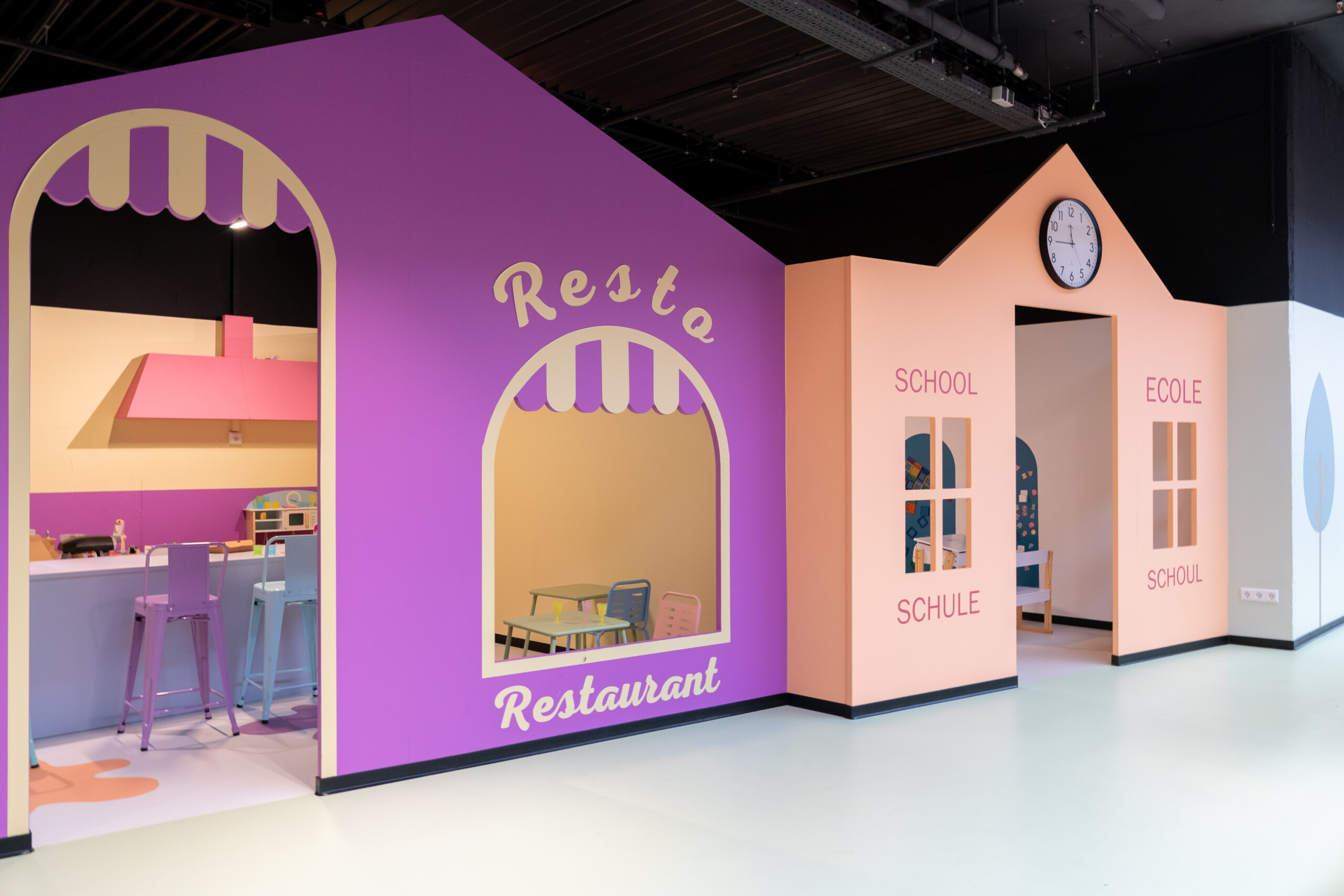 Chaque maison de la mini-ville propose un univers de jeu différent. Ici, le restaurant et l'école (crédit : Emmanuel Claude / Focalize)