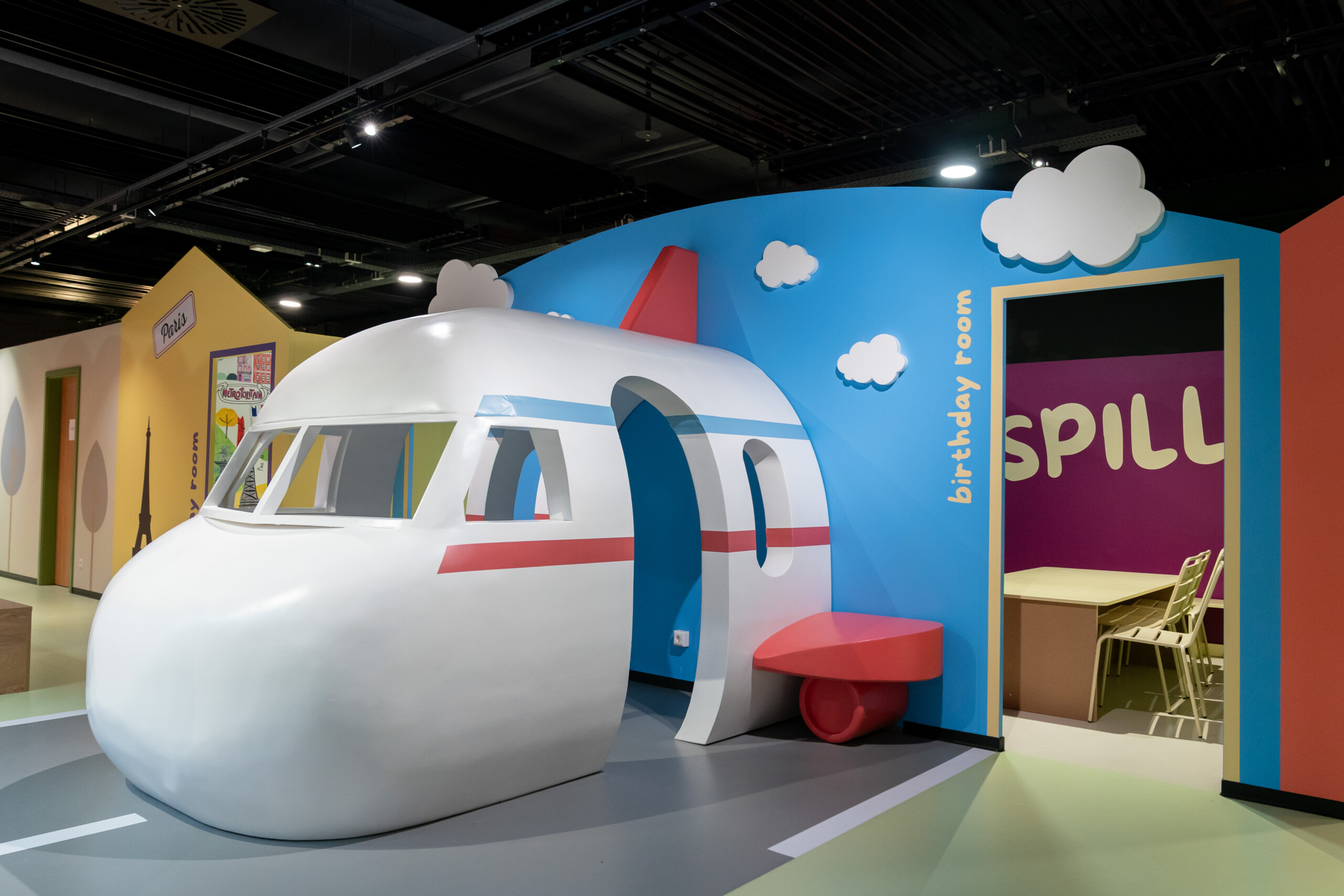 L'avion, à côté d'une petite zone d'embarquement. (crédit : Emmanuel Claude / Focalize)