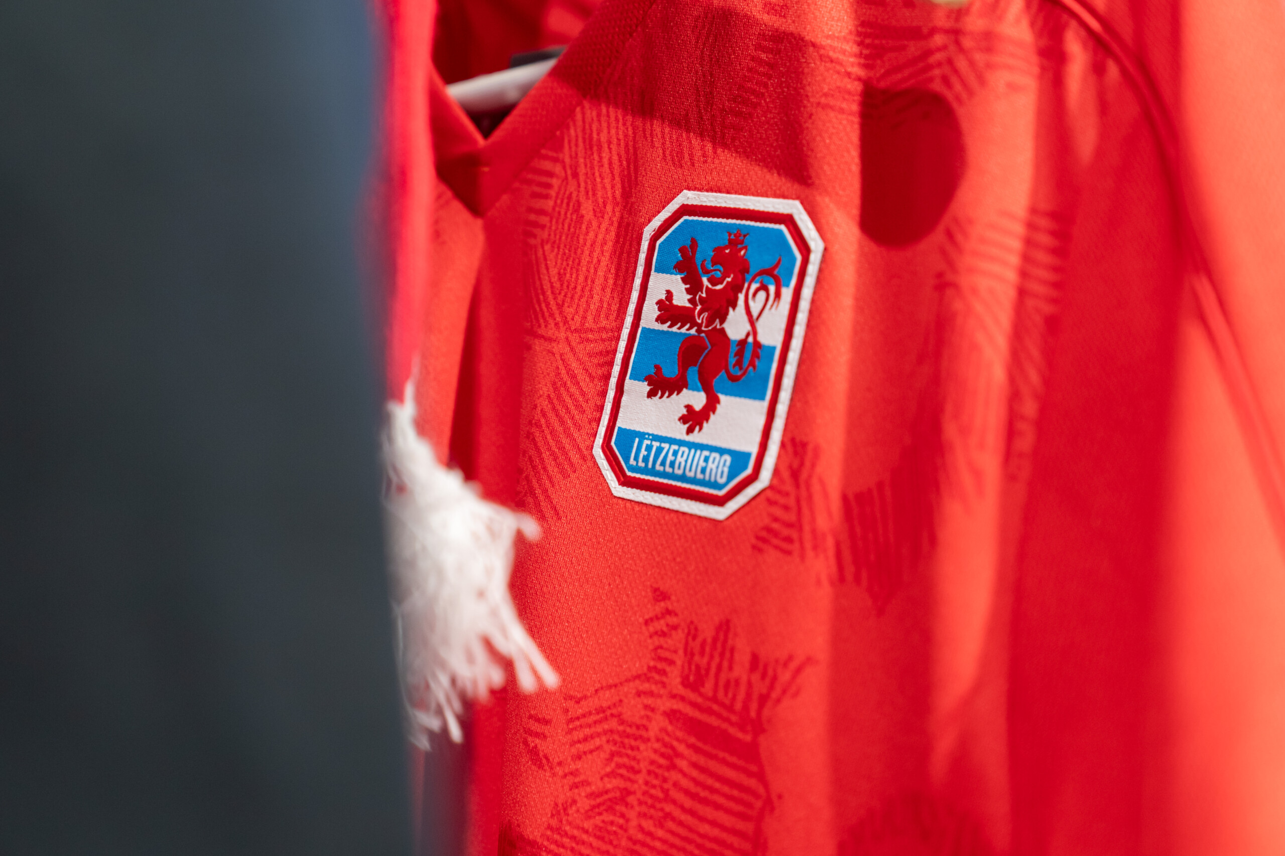 MEW a accompagné l'équipe nationale de football, Team Roude Leiw, dans la conception d'une gamme de produits à ses couleurs. (crédit : Emmanuel Claude / Focalize)