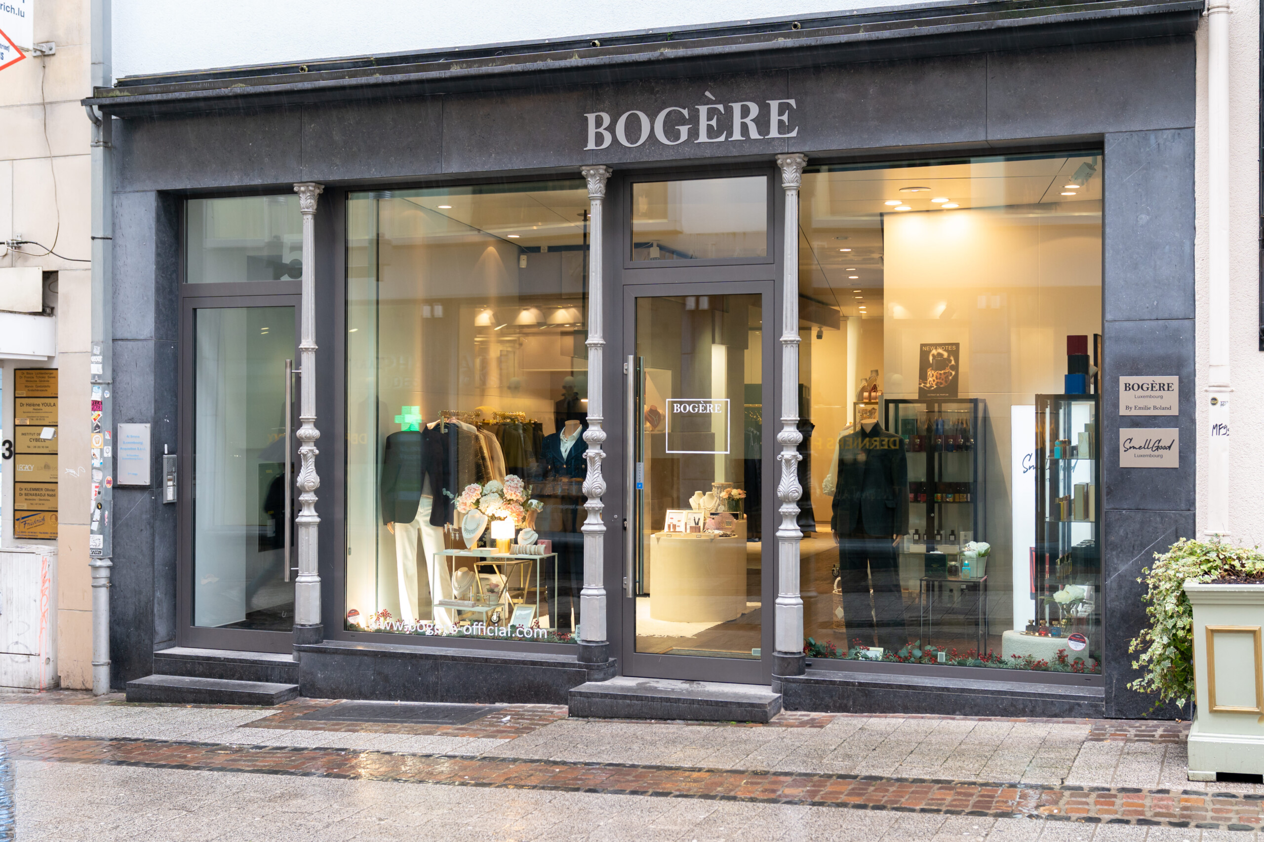 Émilie Boland a eu le coup de foudre pour le local commercial de la rue des Capucins, aux vitrines généreuses, qu’elle occupe depuis avril 2025. (crédit : Emmanuel Claude / Focalize)