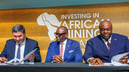 3 hommes signent des documents