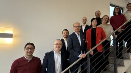 Plusieurs personnes sur des escaliers