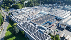 Goodyear célèbre ses 75 ans d’activité au Luxembourg Vue aérienne de plusierus bâtiments industriels.