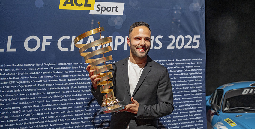 Homme tenant un trophée