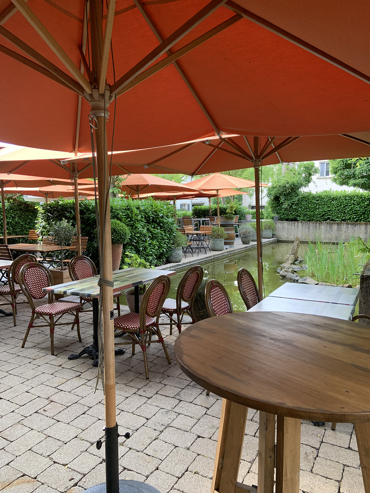 Situé au centre de Remerschen, le Bistrot Gourmand offre, dans une ambiance de bistrot parisien, une large palette de vins régionaux et de spécialités culinaires qui sauront ravir les amateurs de bonne chère (crédit Corinne Briault / Chambre de Commerce)