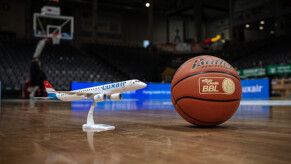 Ballon de basket et avion mignature sur un terrain de basket