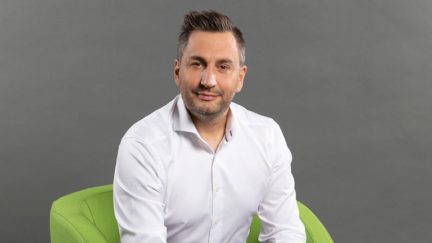 Loic Didelot, CEO Mixvoip Homme assis dans un fauteuil