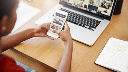 (crédit: Envato) Cropped shot of an unrecognizable businesswoman using a cellphone in her home office.