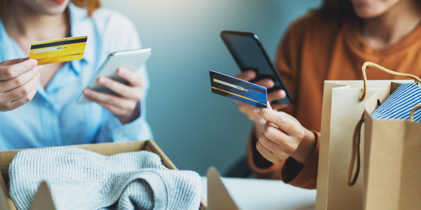 personnes avec cartes bancaires
