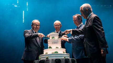 Banque Raiffeisen célèbre son centenaire et présente son engagement « All about you » 4 hommes coupent un gros gâteau